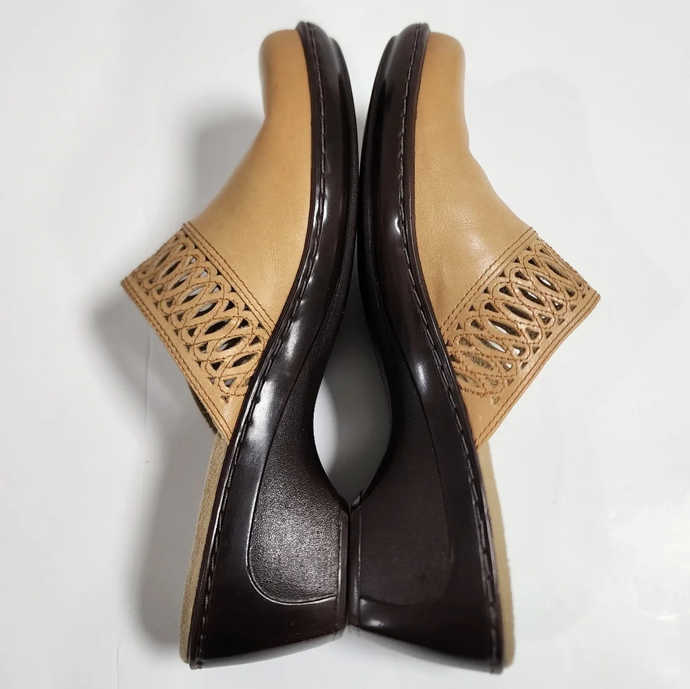 Clarks laser-cut tan leather slip-on mules womens size 9 - Picture 3 of 14